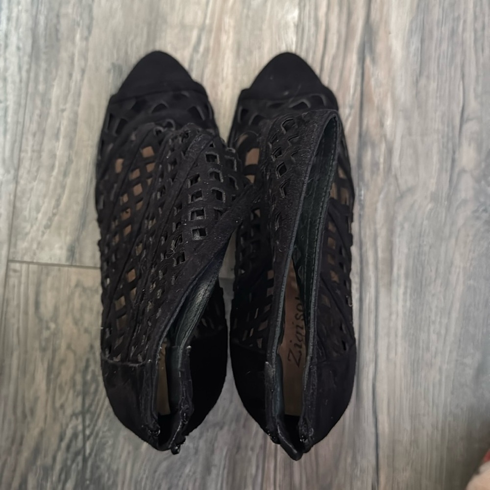 Black Size 10 peep hole high heel shoe
